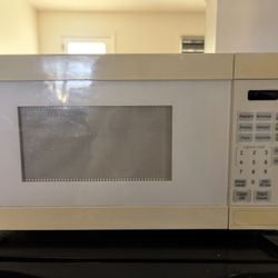 Sell 0.7 cu ft GE microwave 