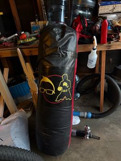 Heavy weight punching bag w/ forged metal stand
