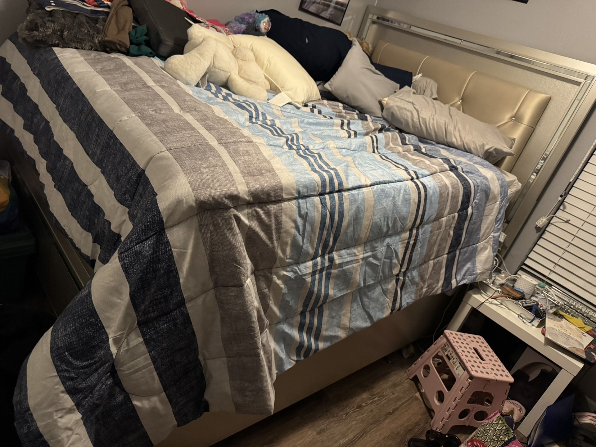 Kanes Queen Bed And Dresser No Mattress