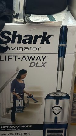Esta es una aspiradora vertical Shark Navigator Lift-Away Deluxe NV360 en color azul.