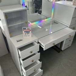 Hello Kitty Duet Vanity And Mirror Set