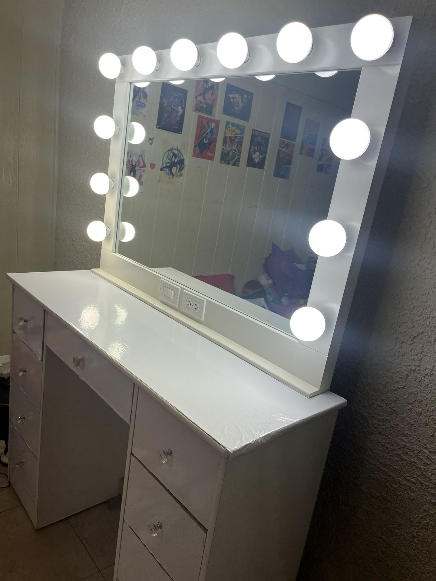 white makeup vanity with mirror 