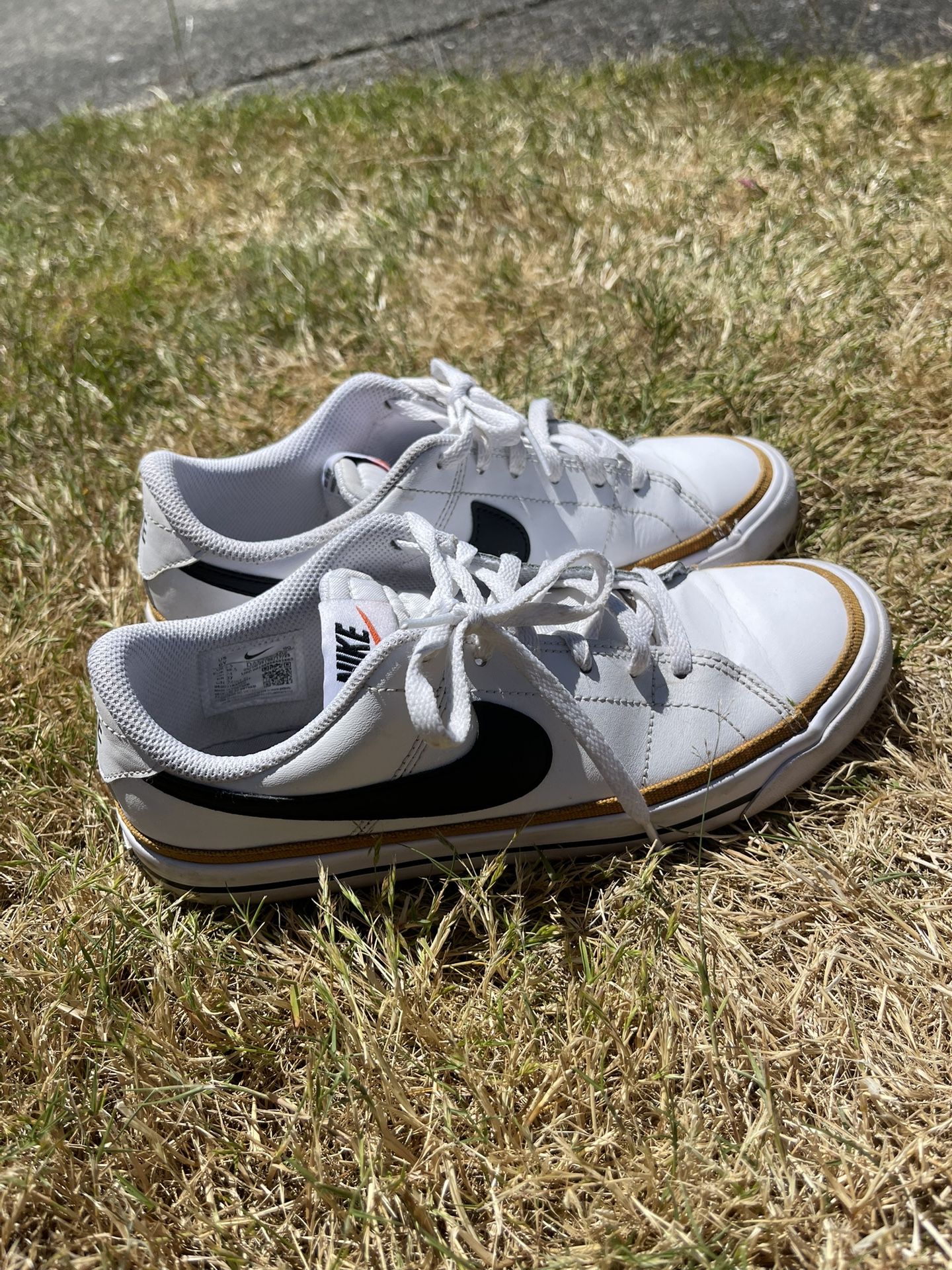 Nike shoes, youth boy 6 or women’s 7.5/8