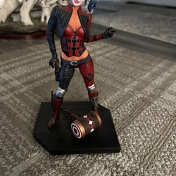 Harley Quinn Statue 