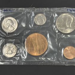 Uncirculated 1979 Philadelphia Mint Coin Set with 1969 Souvenir Bronze Medal Commemorative Token