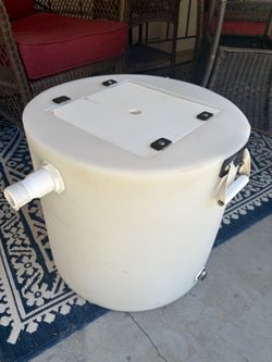 Portable polyethylene live bait tank live well round marine bait container used for fishing to keep live bait healthy & Fresh