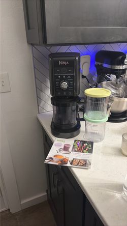 Ninja Creami w/ Pint Containers & Recipe Book