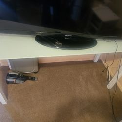 Glass desk L style have the other piece put away since  its not being used both at Ashley furniture in very good condition 