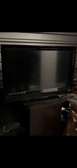 32in Vizio Tv ( Comes W Power Cord And Remote )