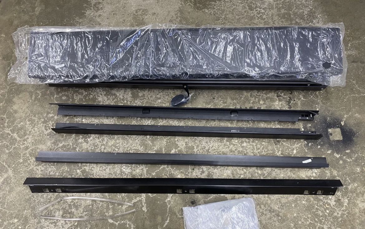 Used Roll-N-Lock M-Series Tonneau Bed Cover Fits 2005-2015 Toyota Tacoma 5' $500 OBO