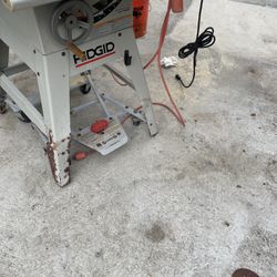 Ridgid    Table saw   110 5’x 3’  está muy buena para cortar piezas grandes$300