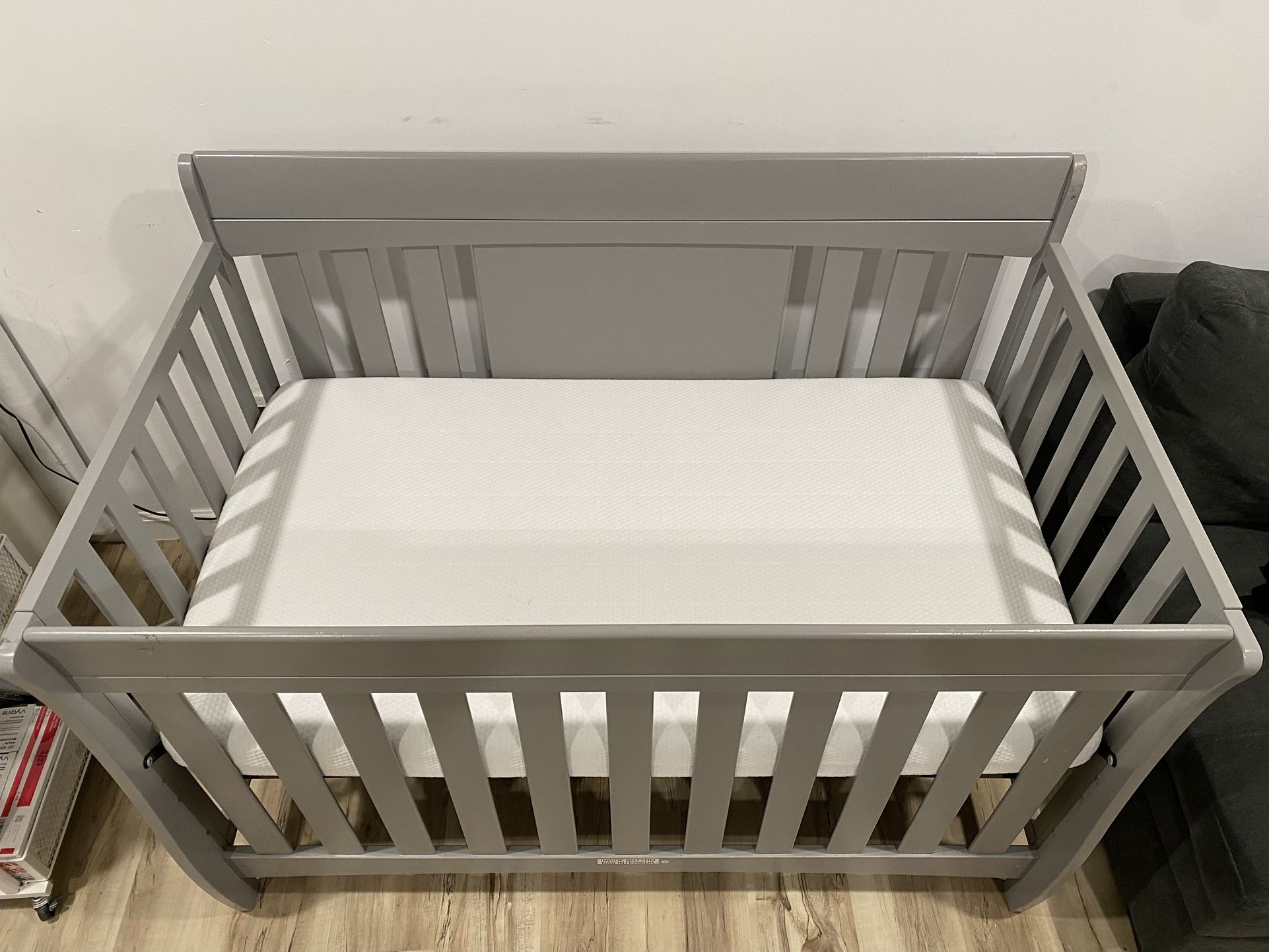 Baby Crib / Toddler Bed