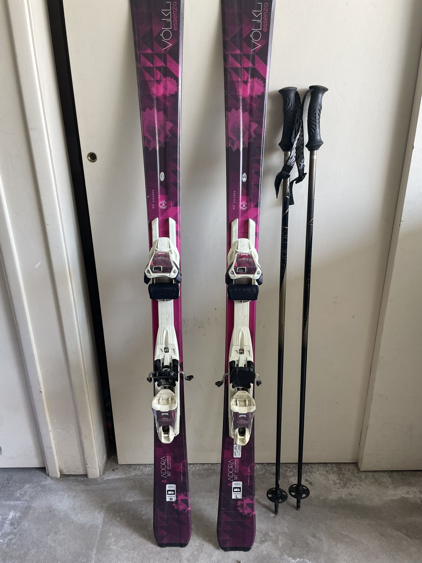 147 VOLKL ADORA Skis/Poles