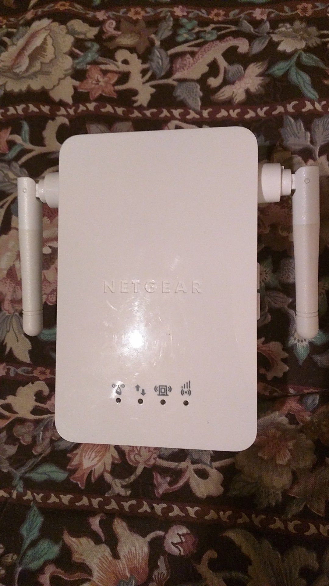 NETGEAR N300 Wall Plug Version Universal Wi-Fi Range Extender WN3000RP