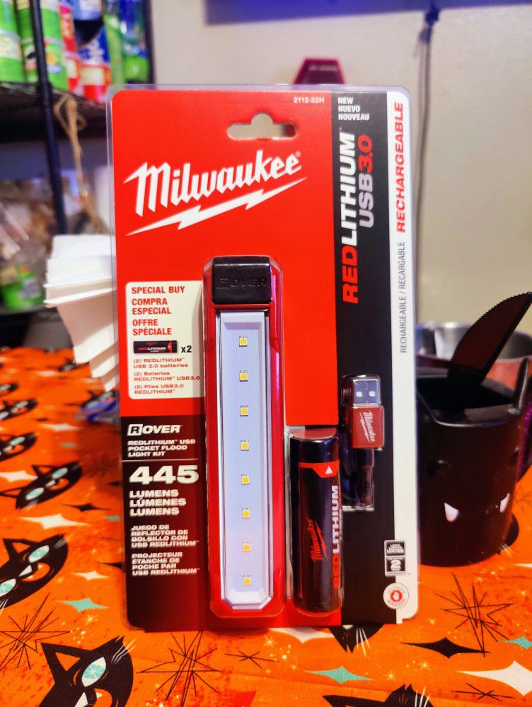 Milwaukee
445 Lumens LED USB Rover Pocket Flood Light Kit with Two (2) USB 3.0 Ah Batteries