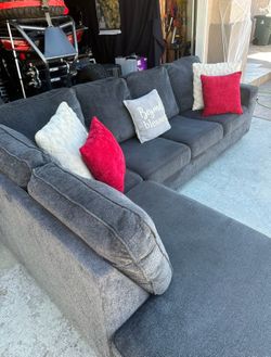 Excellent shape Ashley’s furniture sectional couch !!