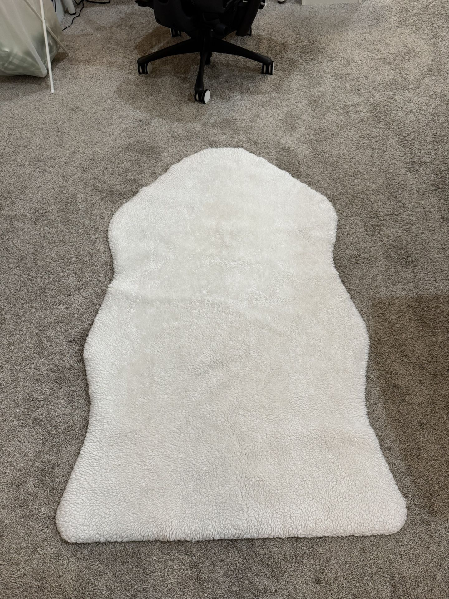White Faux Fur Rug – 90cm x 150cm