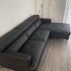 Marquez Black Micro Right Chase Sectional