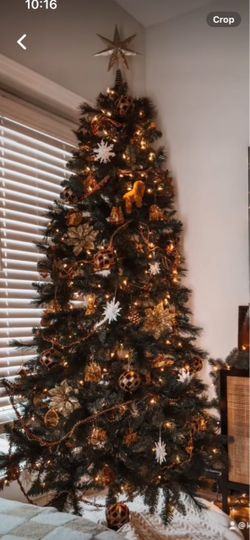 Beautiful 9ft Christmas tree with lights!!