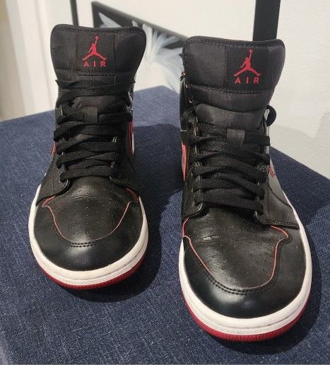 Jordan 1 Retro Mid
Black Red White