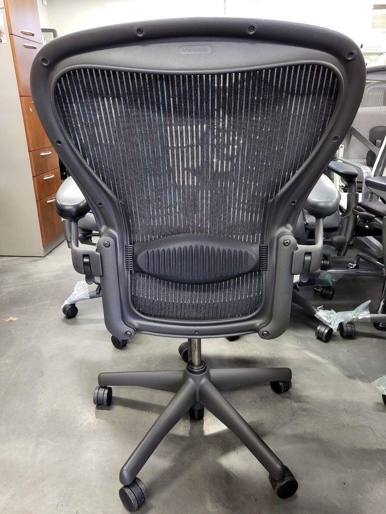 Like New Herman Miller Classic Aeron Size B Chair Office furniture