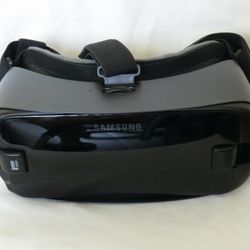 Samsung Gear VR Headset w/Controller. Powered by Oculus.
