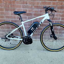 Giant Roam Electric Bike - Excellent Condition