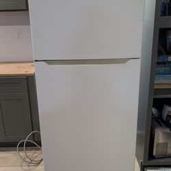 🧊 Insignia 18 cu. ft. Top-Freezer Refrigerator – $225 | Must Go This Week!