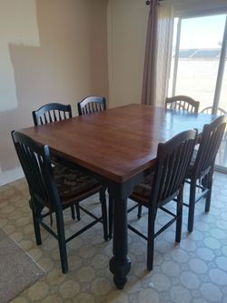 Dining Table & 6 Chairs & Cushions