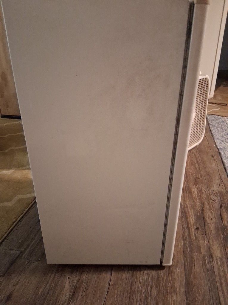 Pre-Owned 3.3cf Mini Fridge Magic Chef Nice..