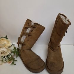 Koolaburra by UGG® Kids Victoria Short Boot (Toddler). Suede upper adorned with