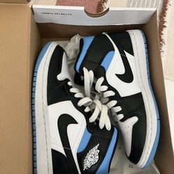Mid Jordan 1 womens size 7 