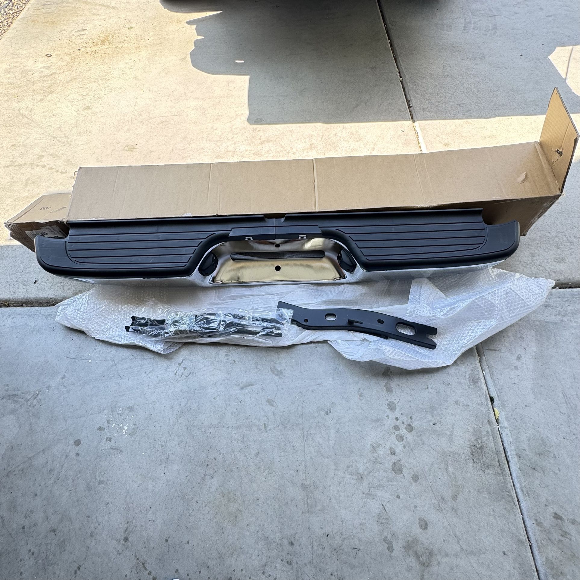 VEVOR Rear Step Bumper, Compatible with 1-Toyota Tacoma, Chrome Steel Back Bumper, Assembly Replacement Rear Bumper with License Plate Light a