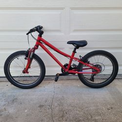 SPECIALIZED HOTROCK kids mountain bike. 20 tires. 7 speed. 11" frame. Everything works.