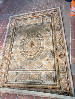 Persian rug (62.5in x 90.5in)