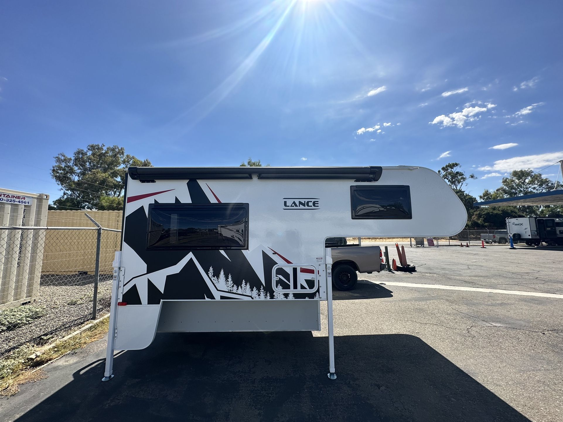 2024 Lance 805