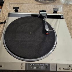 Pioneer PL-L800 Linear Tracking Turntable  Powers On And Works.