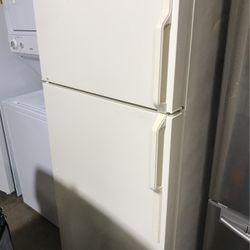 Hotpoint Refrigerator Top Freezer Baige Color 
