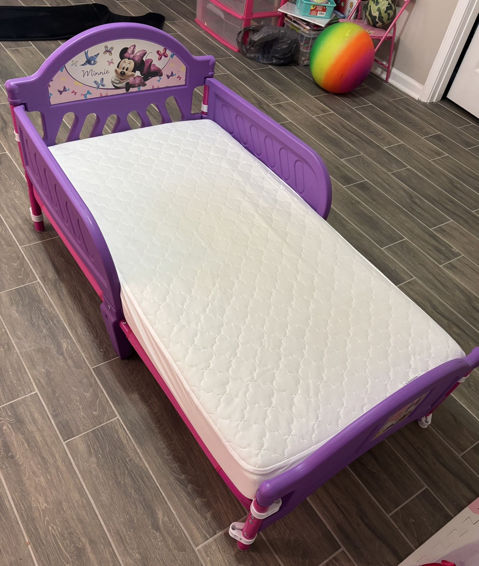 Minnie Mouse Toddler Bed And Mattress (With Comforter and Sheet Set)