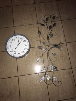 Beautiful clock and nice silver decor pair take it for 30