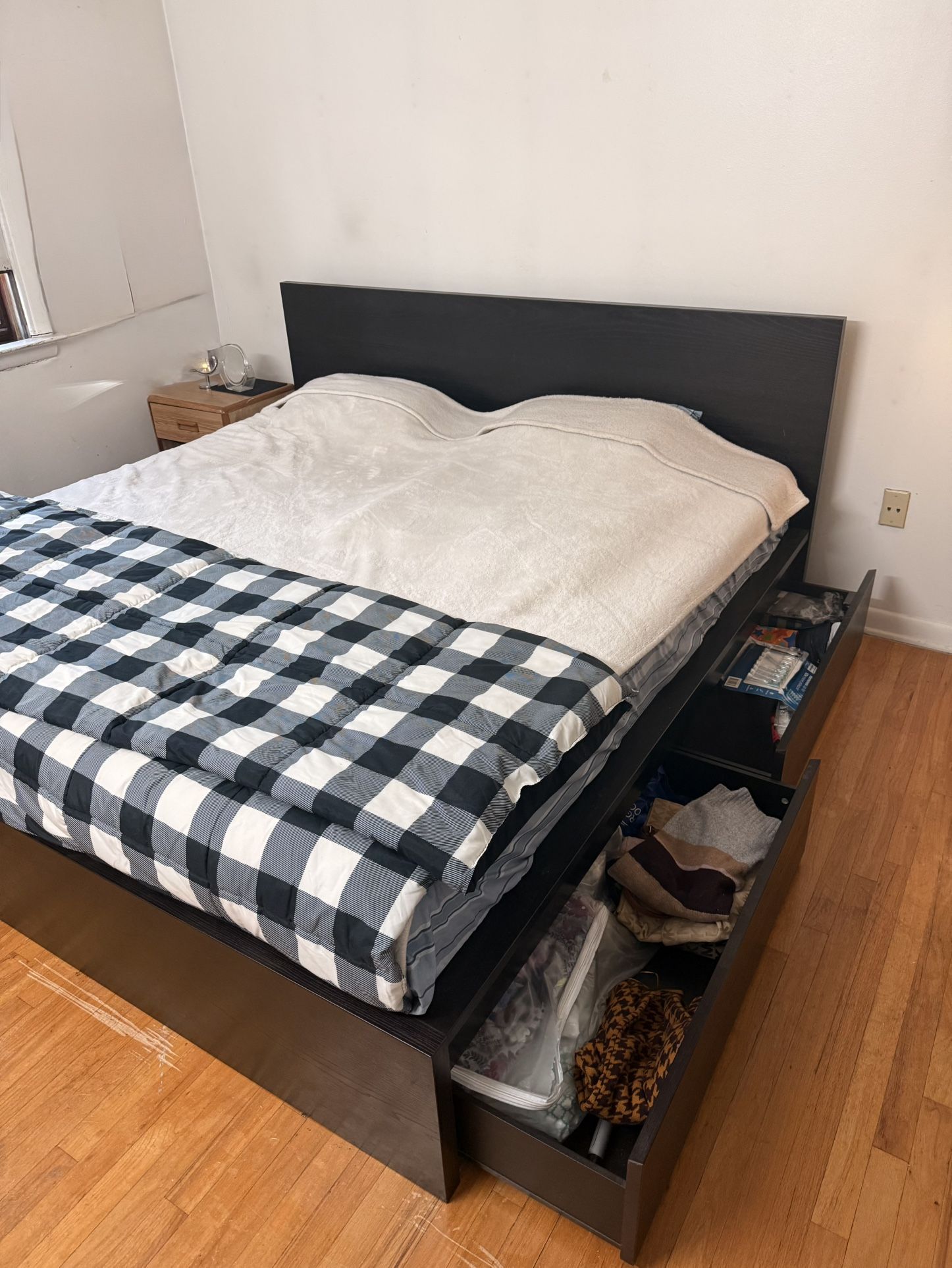 🛏️ King Bed with Storage + Mattress – Excellent Condition!