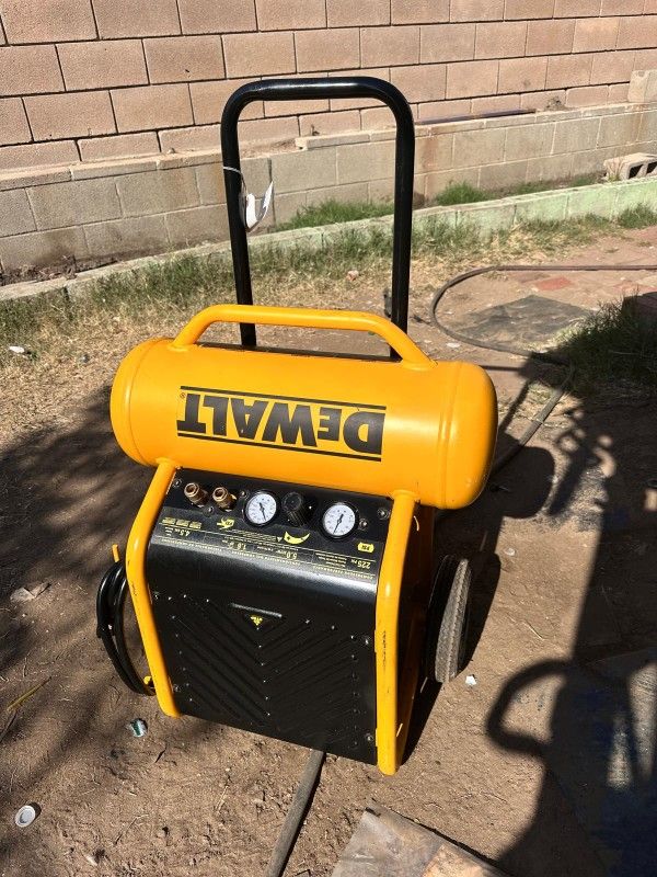 DEWALT
4.5 Gal. Portable Electric Air
Compressor