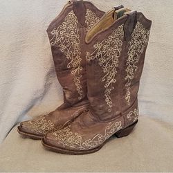 Corral Size 7.5 Brown with White Detailing Boots