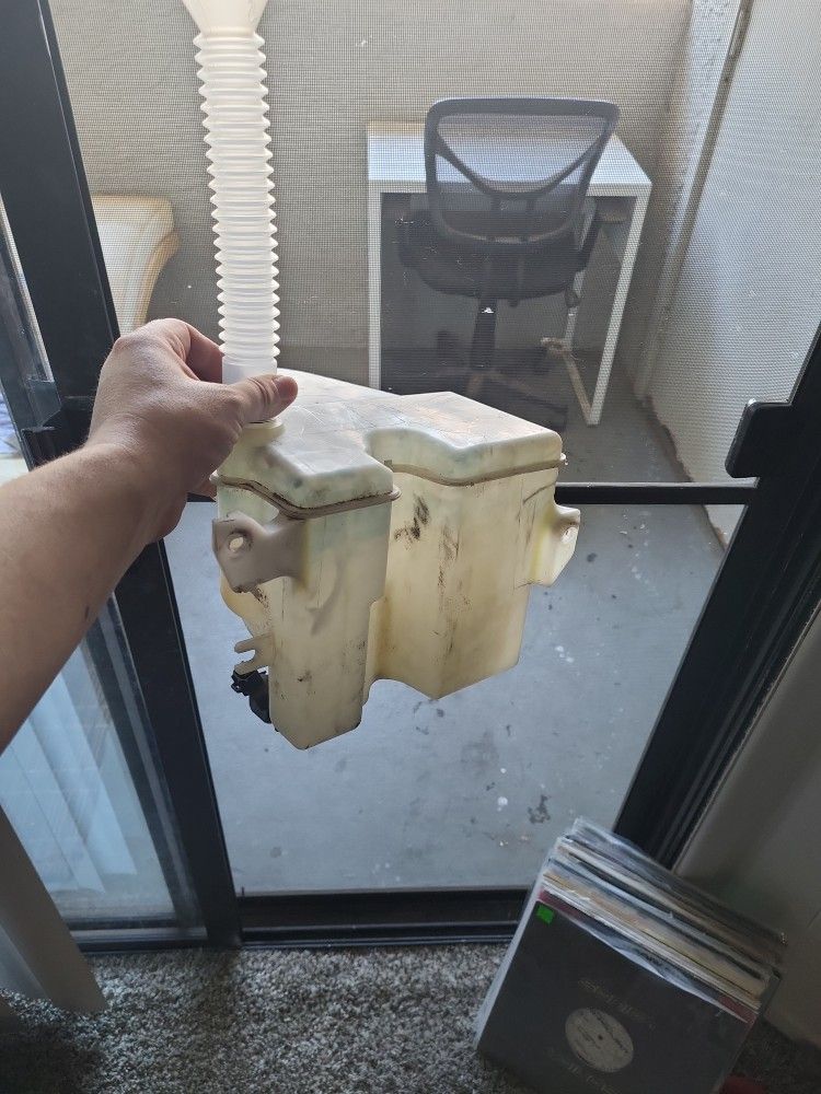 Windshield Wiper Reservoir For A Lexus Is(contact info removed)'s