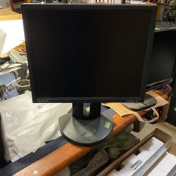 18” LCD Monitor w/adjustable height/angle