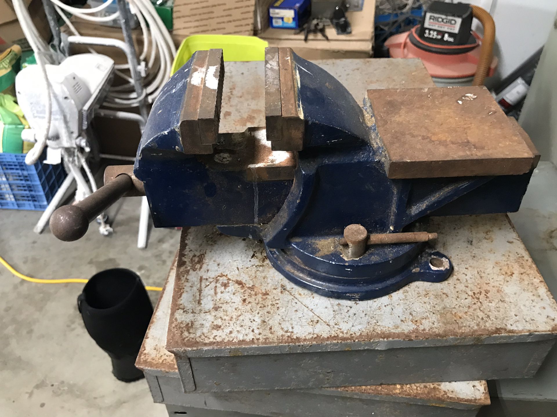 Bench vise with flat surface for hammering