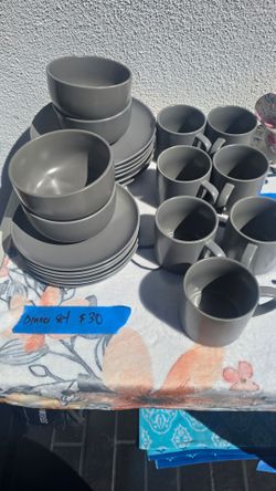 Dinnerware Set with Mugs