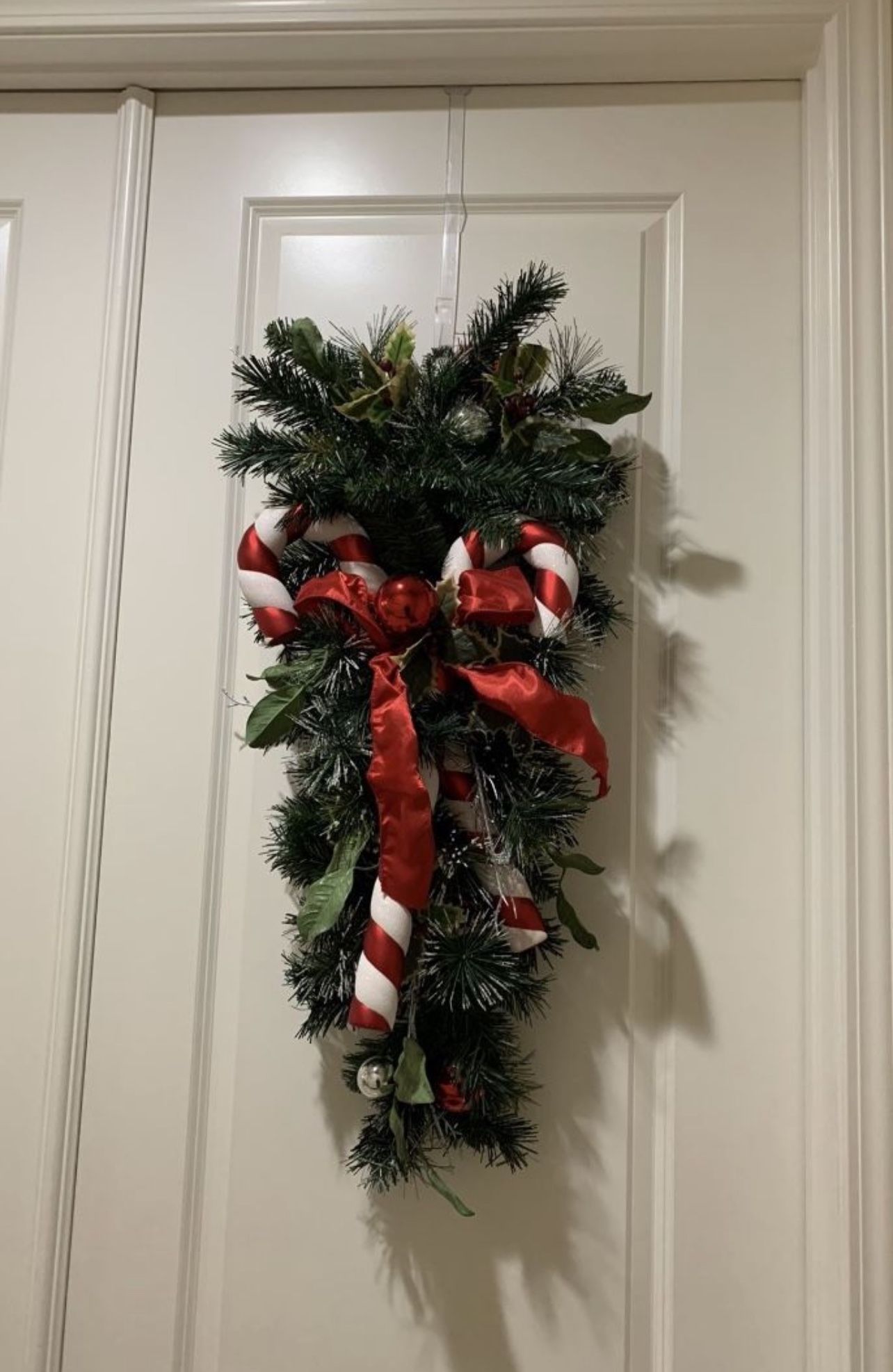Christmas Candy Cane Red And White Wreath. BRAND NEW From Costco, Never Used!
