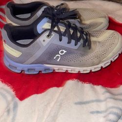 On Cloud Shoes Size 7  Women 