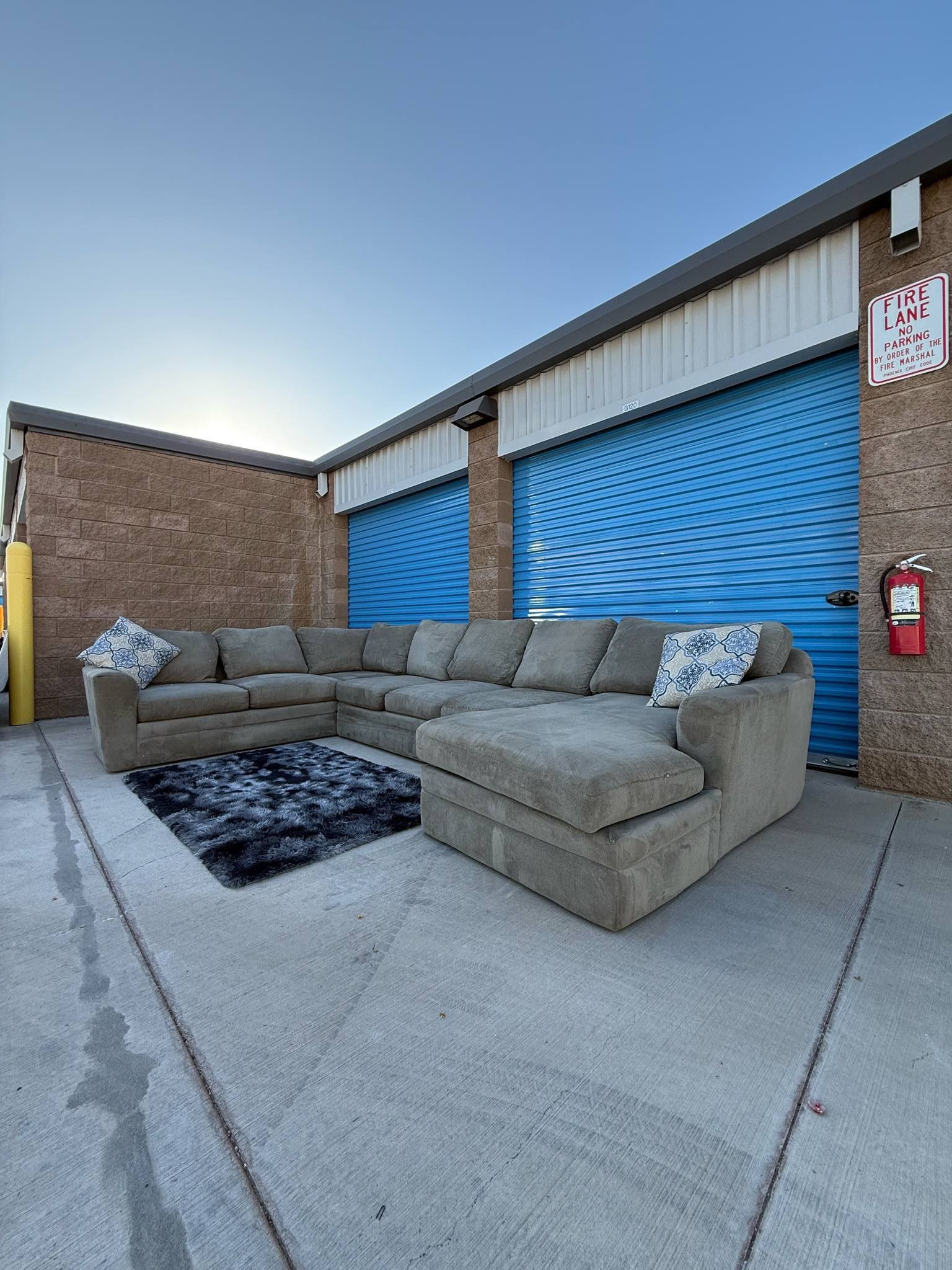 Couch L